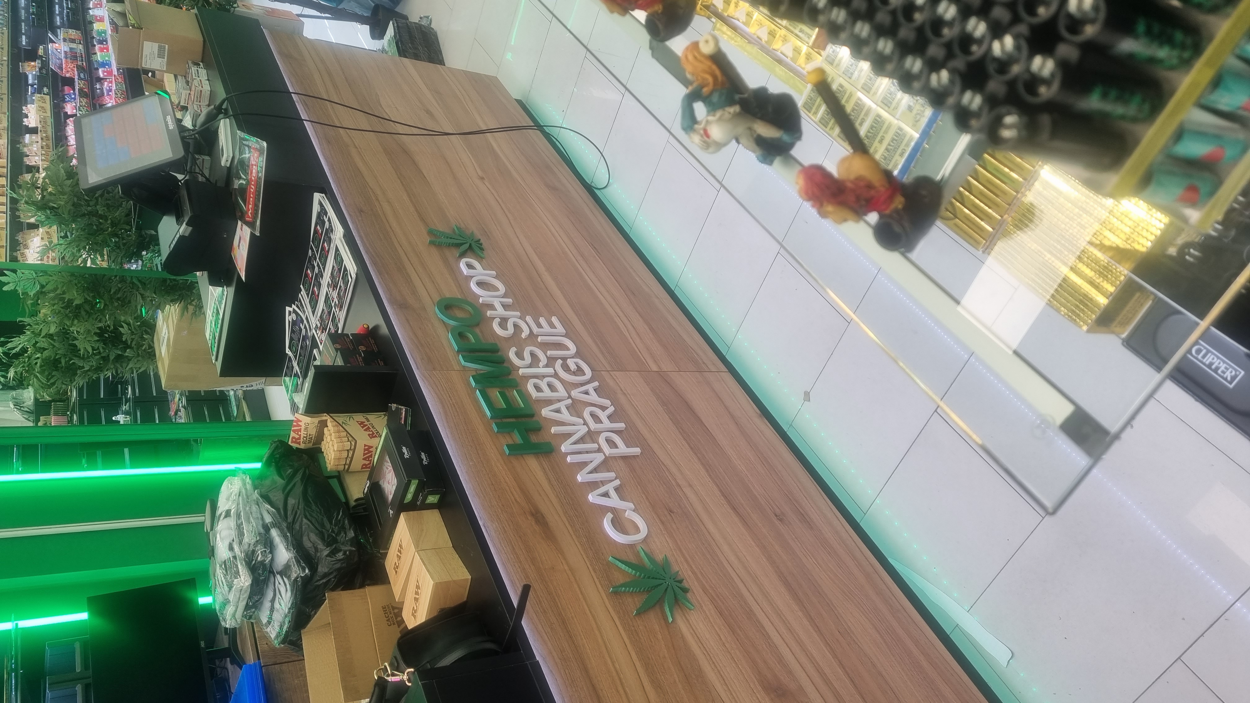 Nesv?teln? p?smena a loga Hempo Cannabis Shop Prague